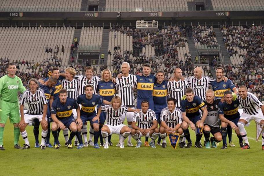 Foto di gruppo delle vecchie glorie della Juventus e del Boca Juniors. Lapresse